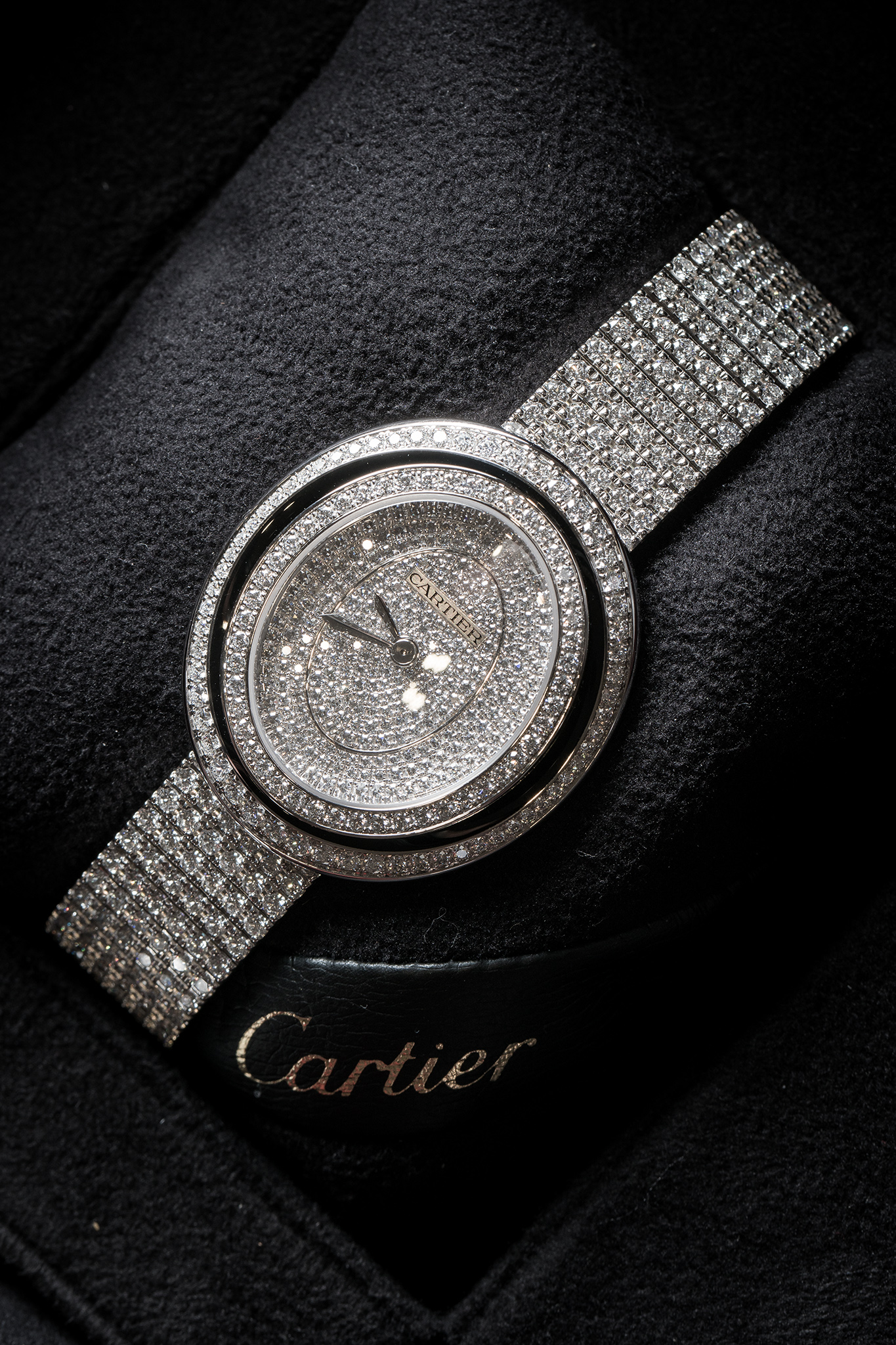 The eye-catching replica Cartier Hypnose HPI01049 watches are paved with diamonds.