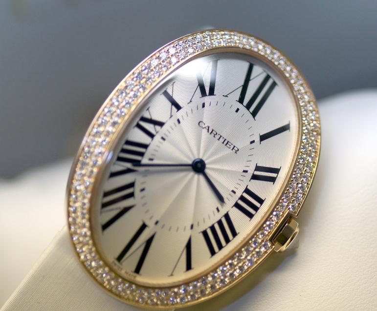 The dazzling copy Cartier Baignoire WB520005 watches are decorated with diamonds.