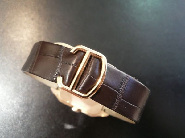 The well-designed copy Santos De Cartier Santos-Dumont W2020067 watches have brown leather straps.