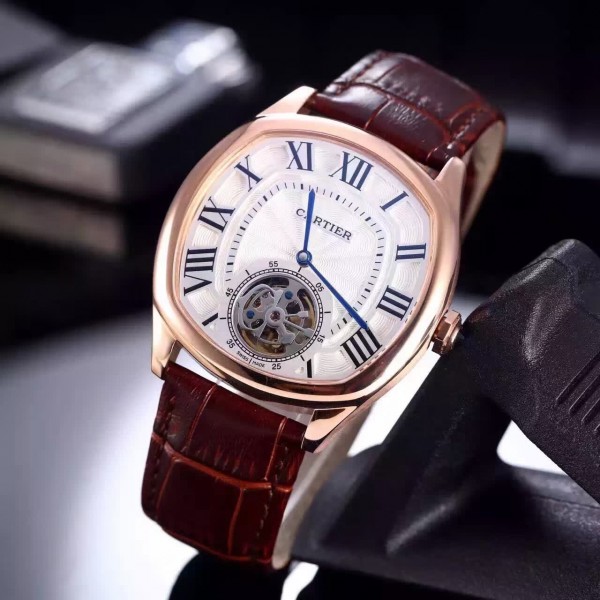 The silver-plated dials copy Drive De Cartier W4100013 watches have silver-plated dials.